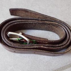 Sangle, lani&egrave;re en cuir de 110 cm. Arm&eacute;e suisse.