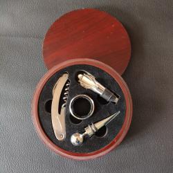 Dans boite ronde, &eacute;tat neuf, tire bouchon, bec verseur, bouchon et collier de bouteille