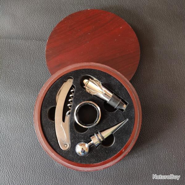 Dans boite ronde, �tat neuf, tire bouchon, bec verseur, bouchon et collier de bouteille
