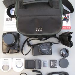 Exceptionnel appareil photo &agrave; objectif interchangeable Lumix GX800 avec tous ses accessoires