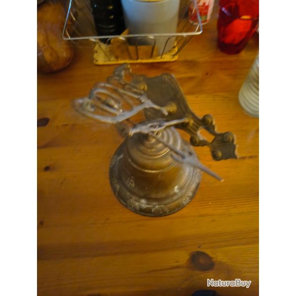 Belle cloche mural en fonte diam�tre 14 cmtr�s bon �tat