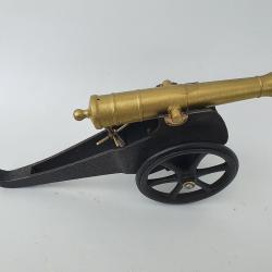 Maquette d'un canon du XIXe si&egrave;cle, construite en bronze et m&eacute;tal