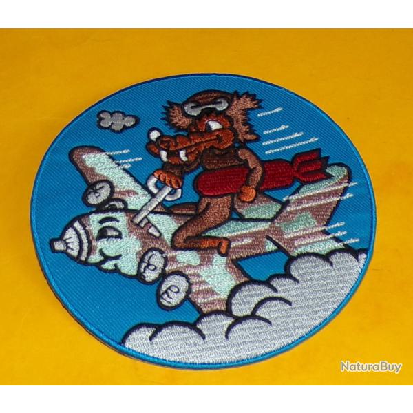 TISSU PATCH : ESCADRILLE DE BOMBARDEMENT AVEC LOUP SUR AVION� , DIAMETRE�10�CM , BON ETAT VOIR PHOTO
