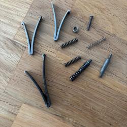 Lot pi&egrave;ces divers pistolet r&eacute;volver