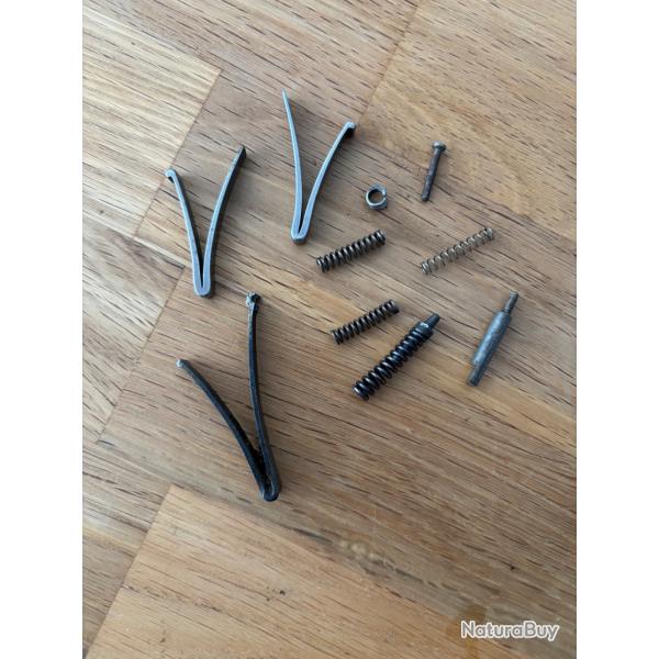 Lot pi�ces divers pistolet r�volver