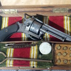 Coffret complet rare revolver type Le Faucheux 7.mm &agrave; carcasse ferm&eacute;e et gravures + munitions