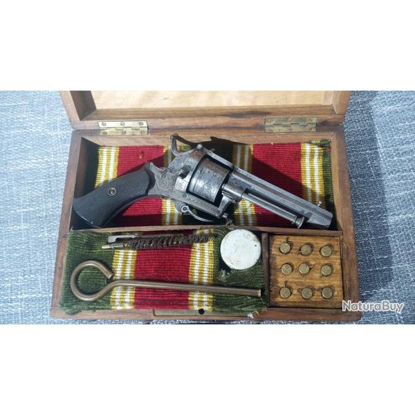 Coffret complet rare revolver type Le Faucheux 7.mm � carcasse ferm�e et gravures + munitions