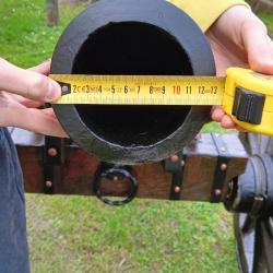 R&eacute;plique de canon, objet de collection sur le th&egrave;me militaire, tir &agrave; la poudre noire