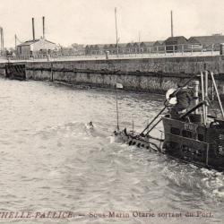 Carte postale repr&eacute;sentant le sous-marin Otarie sortant du port de La Rochelle-Pallice. -N&deg;7620
