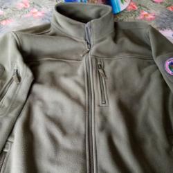 vend veste polaire neuve type militaire avec  2 &eacute;cussons piegeur