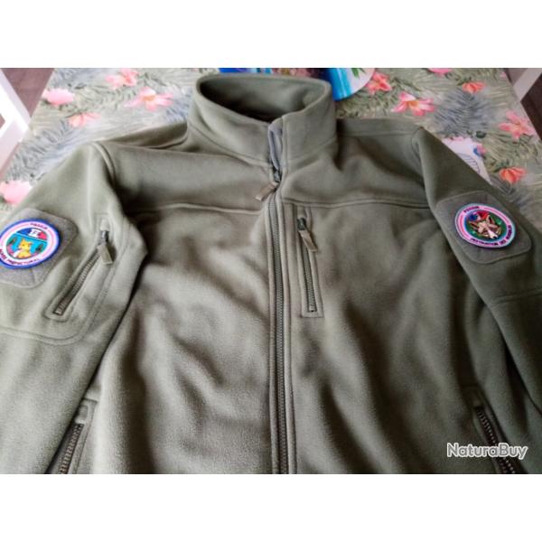 vend veste polaire neuve type militaire avec  2 �cussons piegeur