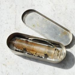 FRANCE 1940 - Service de sant&eacute; - verre en boite m&eacute;tallique ref MAY25SER001