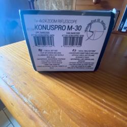 Lunette de battue Konuspro M-30 avec point lumineux rouge et bleu.