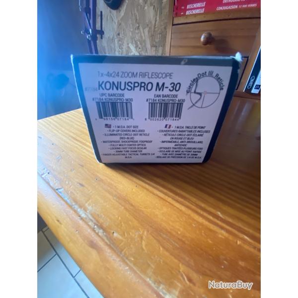 Lunette de battue Konuspro M-30 avec point lumineux rouge et bleu.