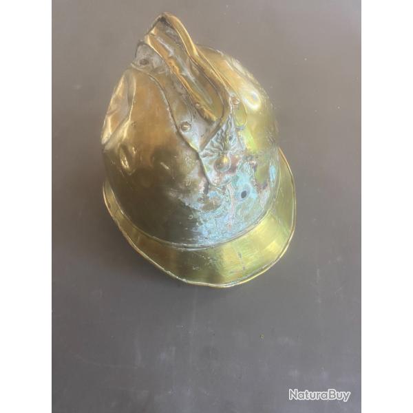 une �pave de casque de pompier en laiton fin XIX � siecle