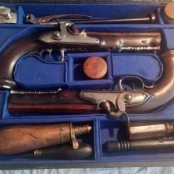 PAIRE PISTOLETS OFFICIER OU DE VOYAGE DANS LEUR  CASSETTE AVEC ACCESSOIRRES