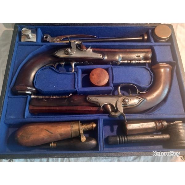 PAIRE PISTOLETS OFFICIER OU DE VOYAGE DANS LEUR  CASSETTE AVEC ACCESSOIRRES