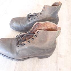 Chaussures arm&eacute;e suisse, clout&eacute;es