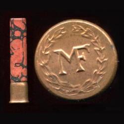 9 mm Flobert Manufrance - marbr&eacute;e rouge - marquage MF couronne de lauriers - poudre noire