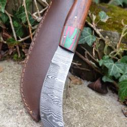 Couteau Skinner Scimitar Lame Acier Damas 256 Couches Manche Bois Etui Cuir Fabric Artisanale