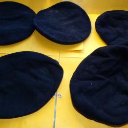 LOT DE 5 BERETS MILITAIRES  DE L'ARMEE FRANCAISE ,TAILLE 1 X 60 , 1 X 59 , 1 X 56 , 2 X 55 , ETAT  V