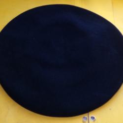 BERET " TARTE " DES CHASSEURS ALPINS DE L' ARMEE DE TERRE  FRANCAISE DE 1965 , TAILLE 55 FABRICATION