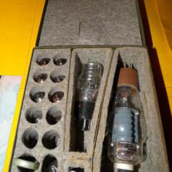 RADIO : BOITE AVEC TUBES RADIO POUR REPARATION RADIO ,POUR RADIOAMATEUR ,BON ETAT  VOIR PHOTOS . POU