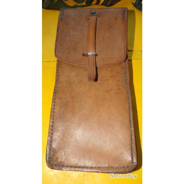 PORTE MAGASINS POUR  P.M MAT 49  EN CUIR BEIGE DE L'ARMEE DE TERRE DE L'ARMEE FRANCAISE,  PERIODE GU