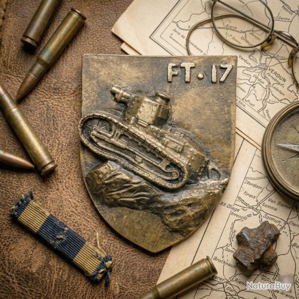 Blason  Renault F-17 WW1  Dimension 14 x 11 cm avec accroche au dos