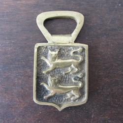 D&eacute;capsuleur en laiton 1960 - Armoiries de Normandie