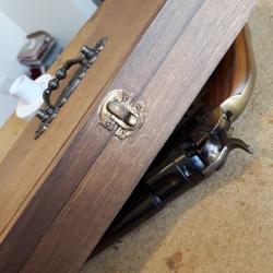 Joli coffret en bois pour petites armes de poings ou autres 25x14x6 .Cir&eacute; teint&eacute; int&eacute;rieur feutrine.