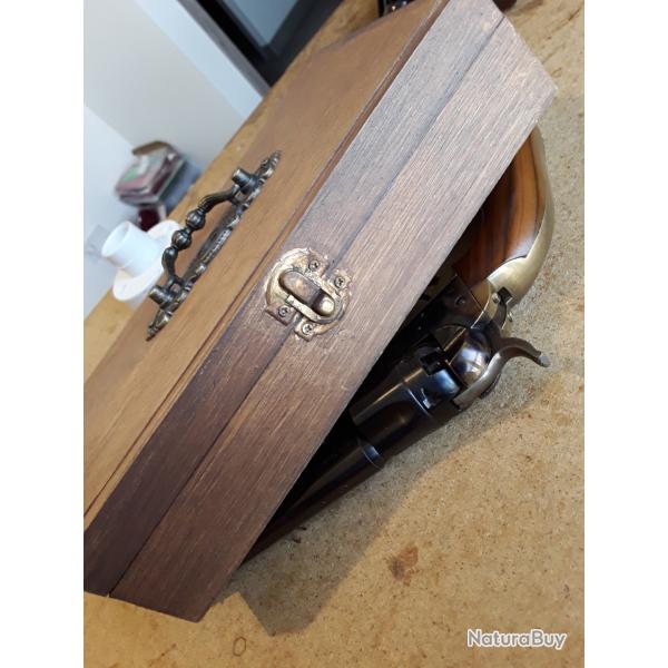 Joli coffret en bois pour petites armes de poings ou autres 25x14x6 .Cir� teint� int�rieur feutrine.