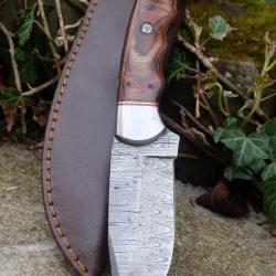 Skinner Couteau de Chasse Damas Lame 256 Couches Manche Bois Brown/Acier Fabric Artisanale Etui Cuir