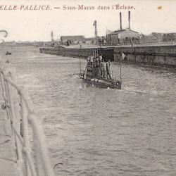 CPA -La Rochelle-Pallice Sous-Marin dans l'&Eacute;cluse -N&deg;7683