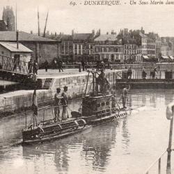 Carte Postale Ancienne - Dunkerque - Sous-Marin dans les &Eacute;cluses -N&deg;7690