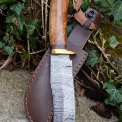 Skinner Couteau de Chasse Damas Lame 256 Couches Manche Bois Brown/Laiton Fabric Artisan Etui Cuir