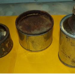 BOITE EN LOT DE 3 COMPRENANT UNE BOUTEILLE A PETROLE ET 2 BOITES POUR LE TALC ,&nbsp; ETAT VOIR PHOTOS. P