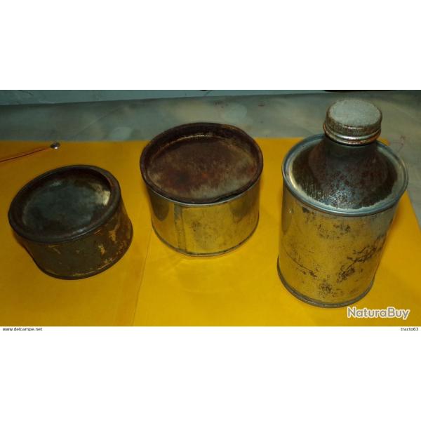 BOITE EN LOT DE 3 COMPRENANT UNE BOUTEILLE A PETROLE ET 2 BOITES POUR LE TALC ,� ETAT VOIR PHOTOS. P