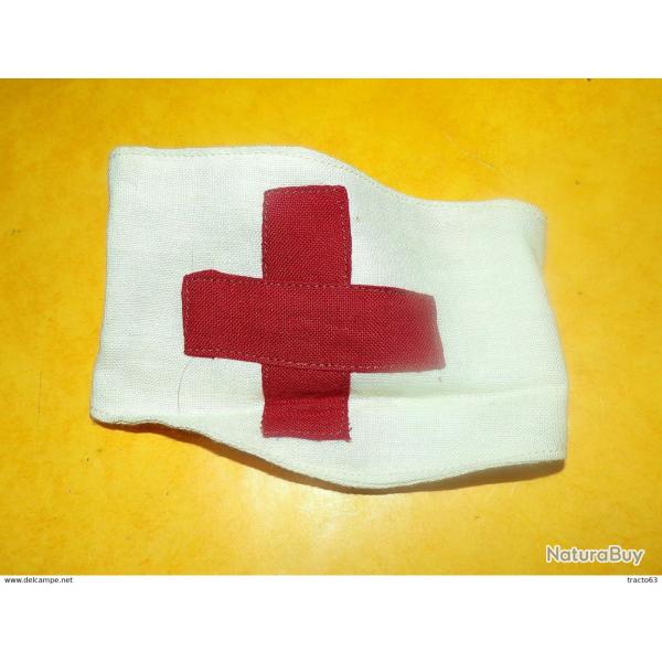 BRASSARD EN TISSU INFIRMIER OU INFIRMIERE ARMEE FRANCAISE , CROIX EN TISSU COUSU , BON ETAT VOIR PHO