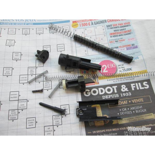 Lot de pieces Pt92/99 /Beretta 92 co2/gaz airsoft KWC (G8)