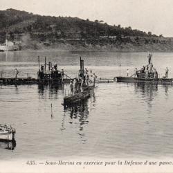 Carte Postale Sous-Marins en exercice pour la D&eacute;fense d'une passe -N&deg;7699