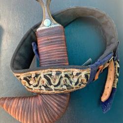 GRAND POIGNARD JAMBIYA ET SA CEINTURE, POIGNEE EN CORNE BOVINE, COUTEAU ARABIQUE