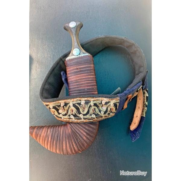 GRAND POIGNARD JAMBIYA ET SA CEINTURE, POIGNEE EN CORNE BOVINE, COUTEAU ARABIQUE