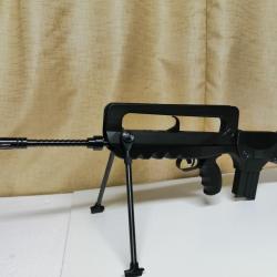 Famas f11 / 22lr avec 2 chargeurs.