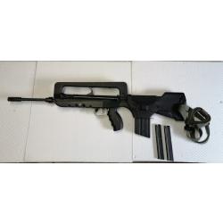 Famas f11 / 22lr avec 2 chargeurs.