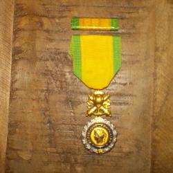 belle medaille militaire Ve republique proche du neuf