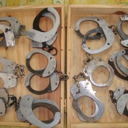 LOT DE 13 PAIRES DE MENOTTES DIFFERENTE COLLECTOR