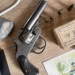 Revolver, Iver Johnson, en parfait, &eacute;tat, r&eacute;vis&eacute; en armurerie, apte au tir. calibre 32 Smith & wesso