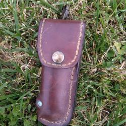 Etui en cuir marron fermeture par pression pour couteau pliant de 11 cm maxi