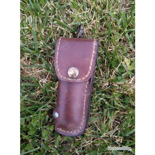 Etui en cuir marron fermeture par pression pour couteau pliant de 11 cm maxi